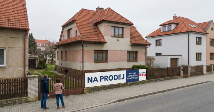 Rozvod a společná nemovitost: kdy musí dům nebo byt pryč, i když ho oba „milujete“