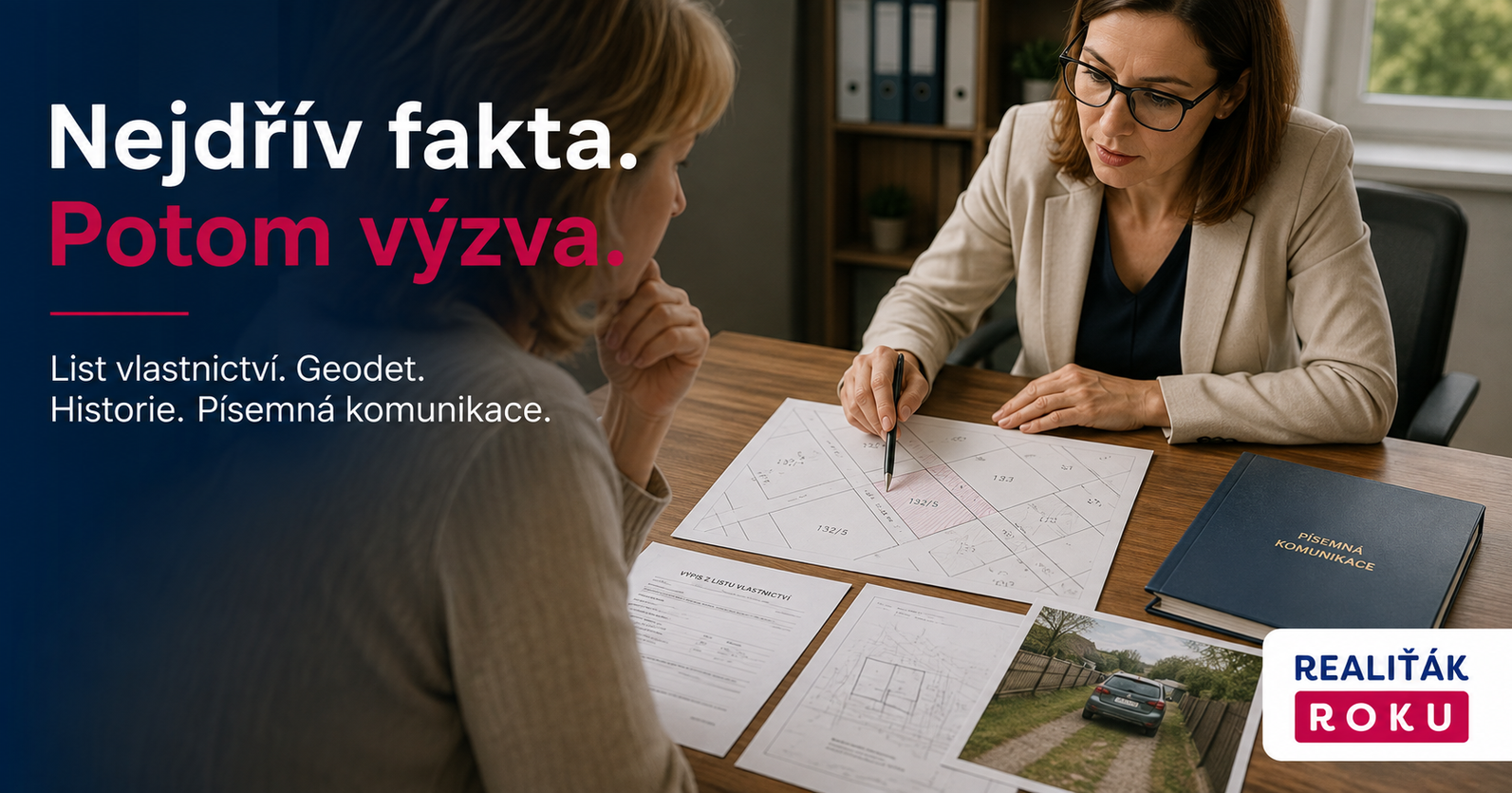 Majitel pozemku s makléřkou a geodetem kontroluje list vlastnictví, hranici parcely a dlouhodobé parkování souseda.