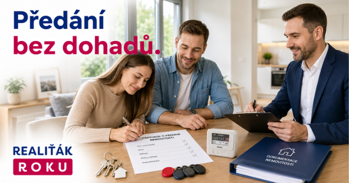 Prodávající a kupující podepisují předávací protokol při předání nemovitosti.