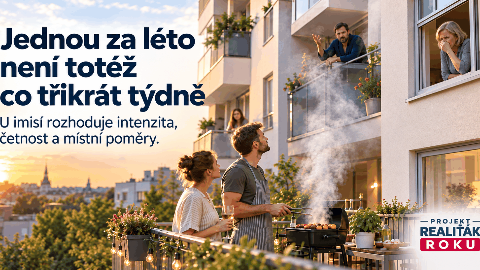 Kouř z balkonového grilu stoupá k sousedním oknům, zatímco obyvatelé domu řeší, zda už jde o nepřiměřené obtěžování